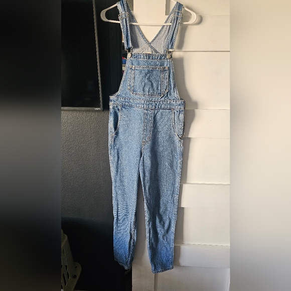 Levi’s Mom Jean Medium Wash Overalls - Picture 1 of 4